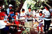 子どもたちが青竹で神様を叩く「ガラガラセンド」の様子の写真