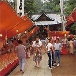 露天が並び人たちで賑わう一の矢神社にんにく祭の写真