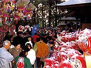 たくさんの人たちで賑わう飯名神社例祭の様子の写真