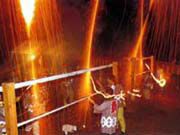 花火師によって百家竜水万灯 の花火が打ち上げられている様子の写真