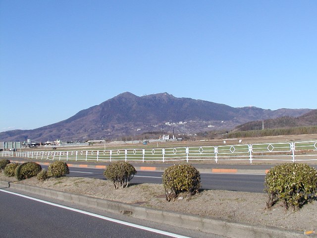 雲1つない空の下、学園東大通り越しに見える筑波山の写真