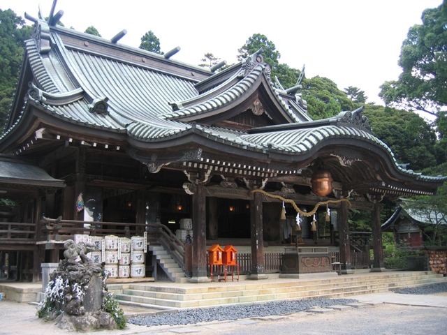 上部に大きな鈴が下がっている神社を、斜め前から写した写真