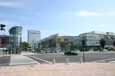市街地の大きな交差点や商業ビルの写真