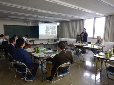 長机が向かい合わせに設置されており、関係者がそれぞれ2人から3人ほど座って勉強会をしている写真