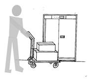 人が2つの荷物を積み重ねて載せた台車を小荷物昇降機のドアまで押し運んでいる様子を描いたイラスト