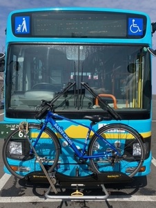 バスの前側についている自転車ラックに自転車を積載している写真