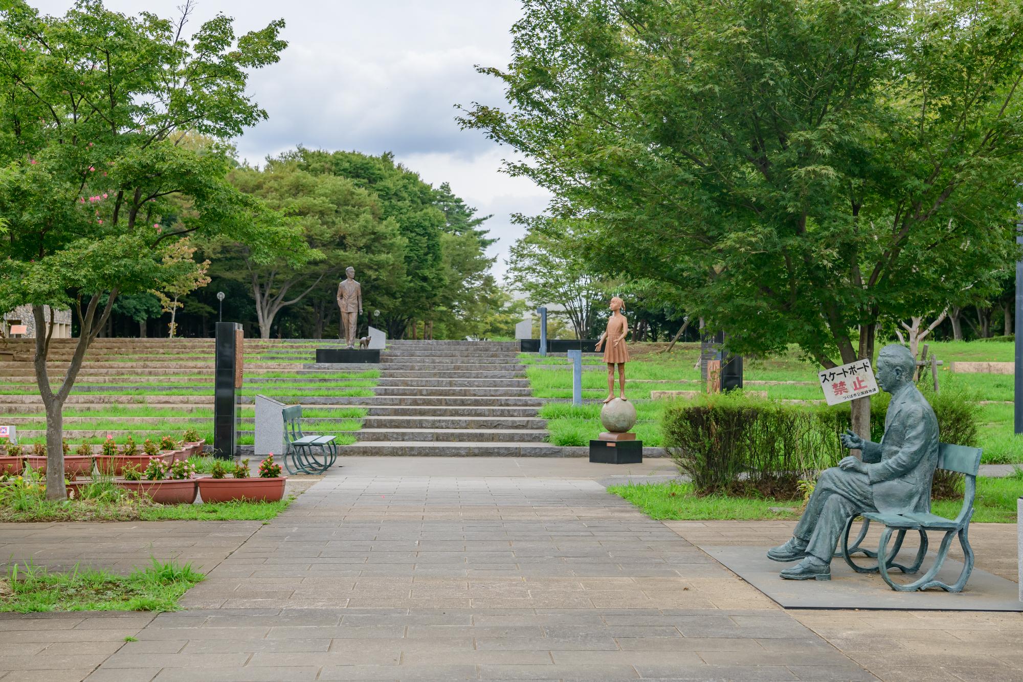 銅像の立ち並ぶ中央公園の写真