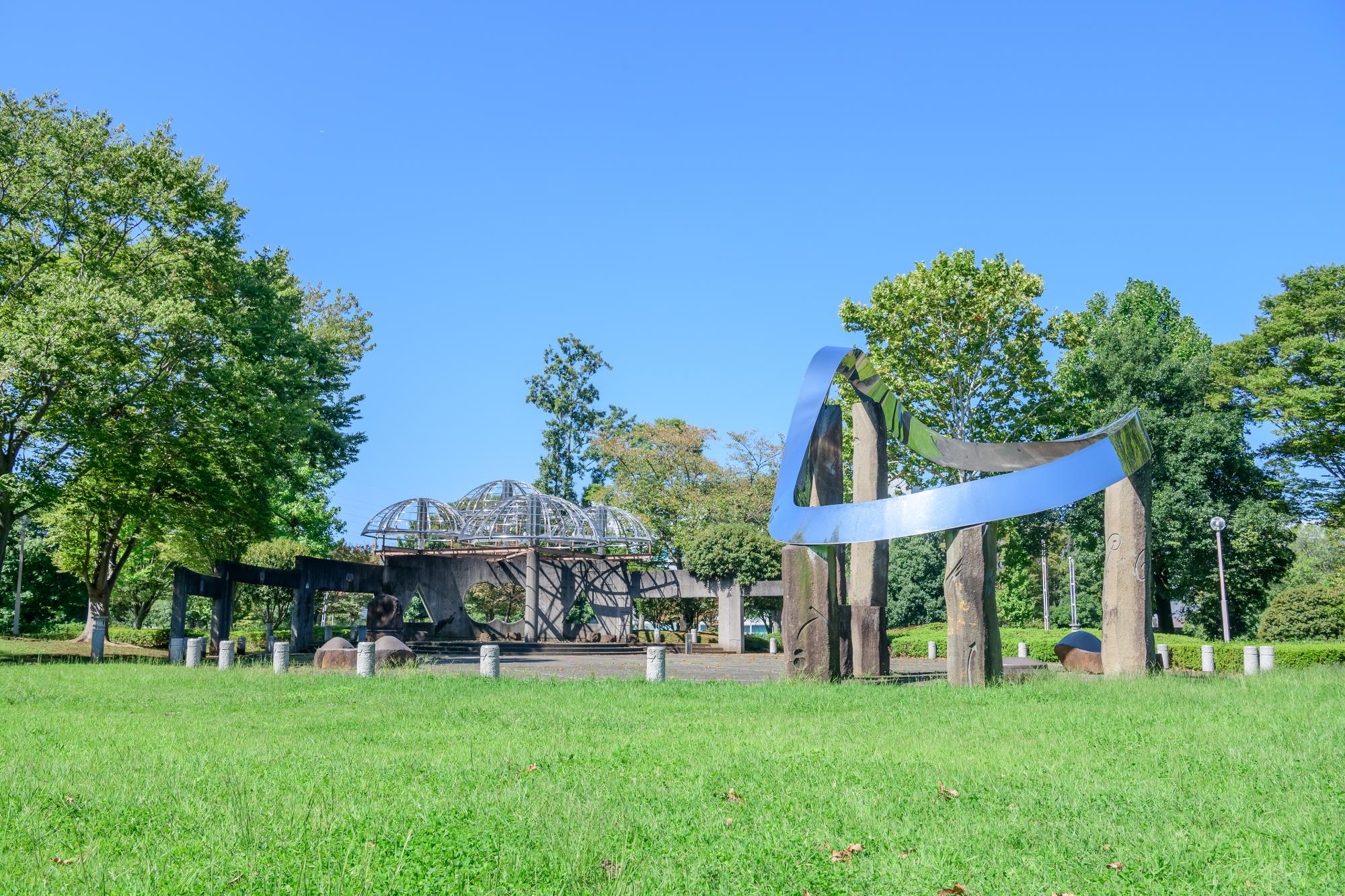 オブジェとパーゴラのある筑波北部公園の写真