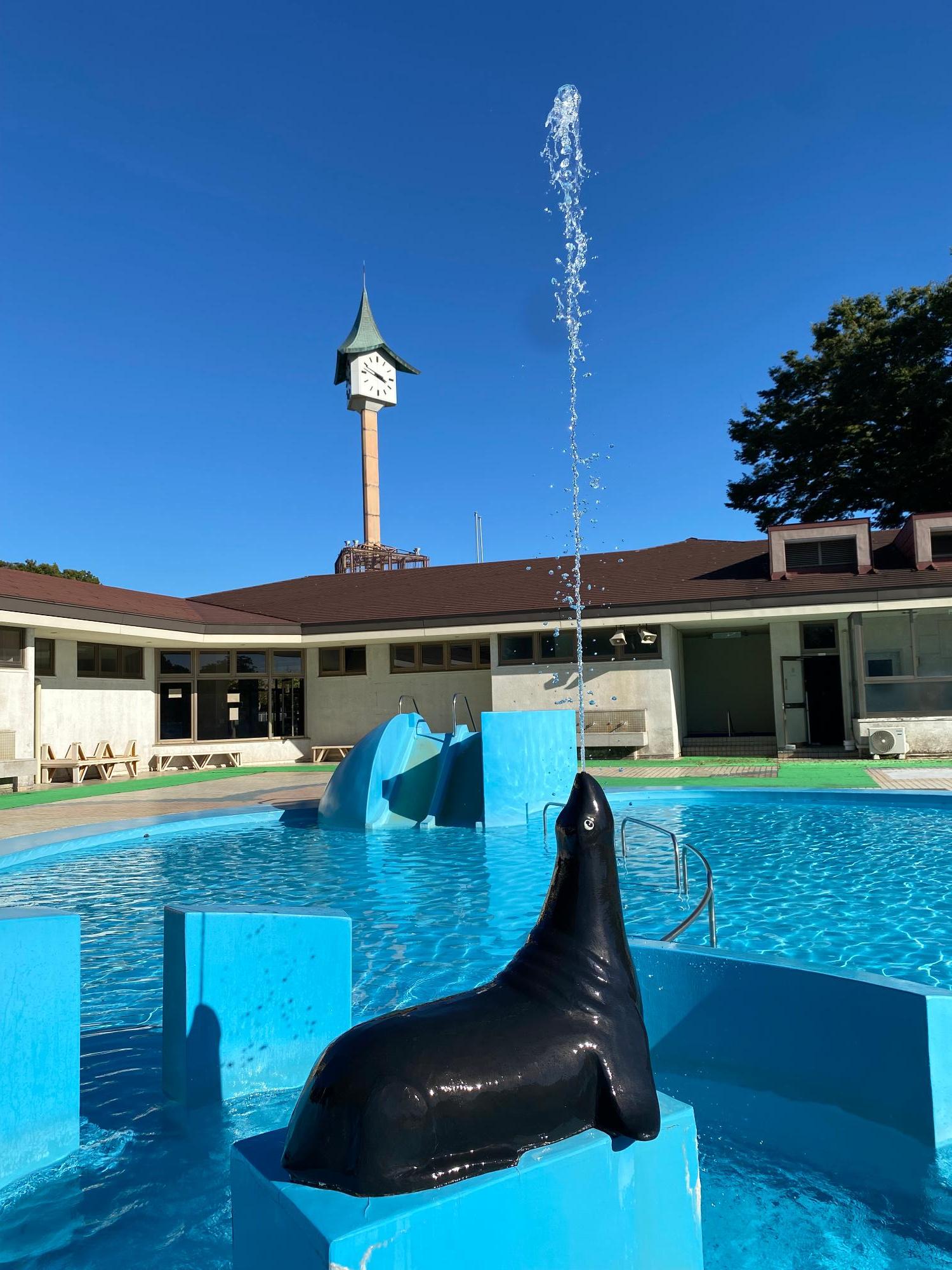 アシカの噴水と滑り台のある二の宮公園子供用プールの写真