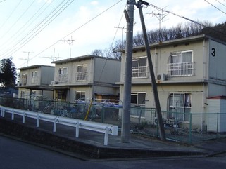 3棟建ち並んでいる2階建ての北条日向団地を道路側から撮影した写真