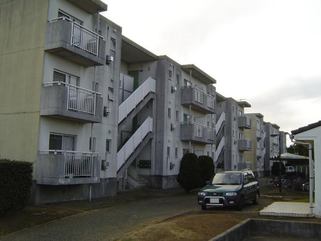 3階建ての金田住宅を階段側から撮影した写真