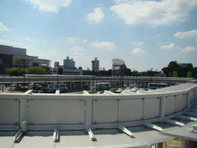 つくば駅前広場の太陽光発電システムの写真