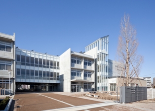 春日学園義務教育学校の太陽光発電システムの写真