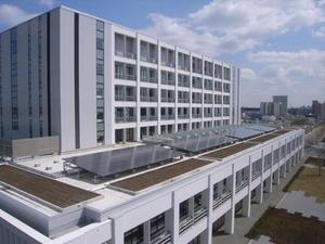 市役所本庁舎の太陽光発電システムの写真