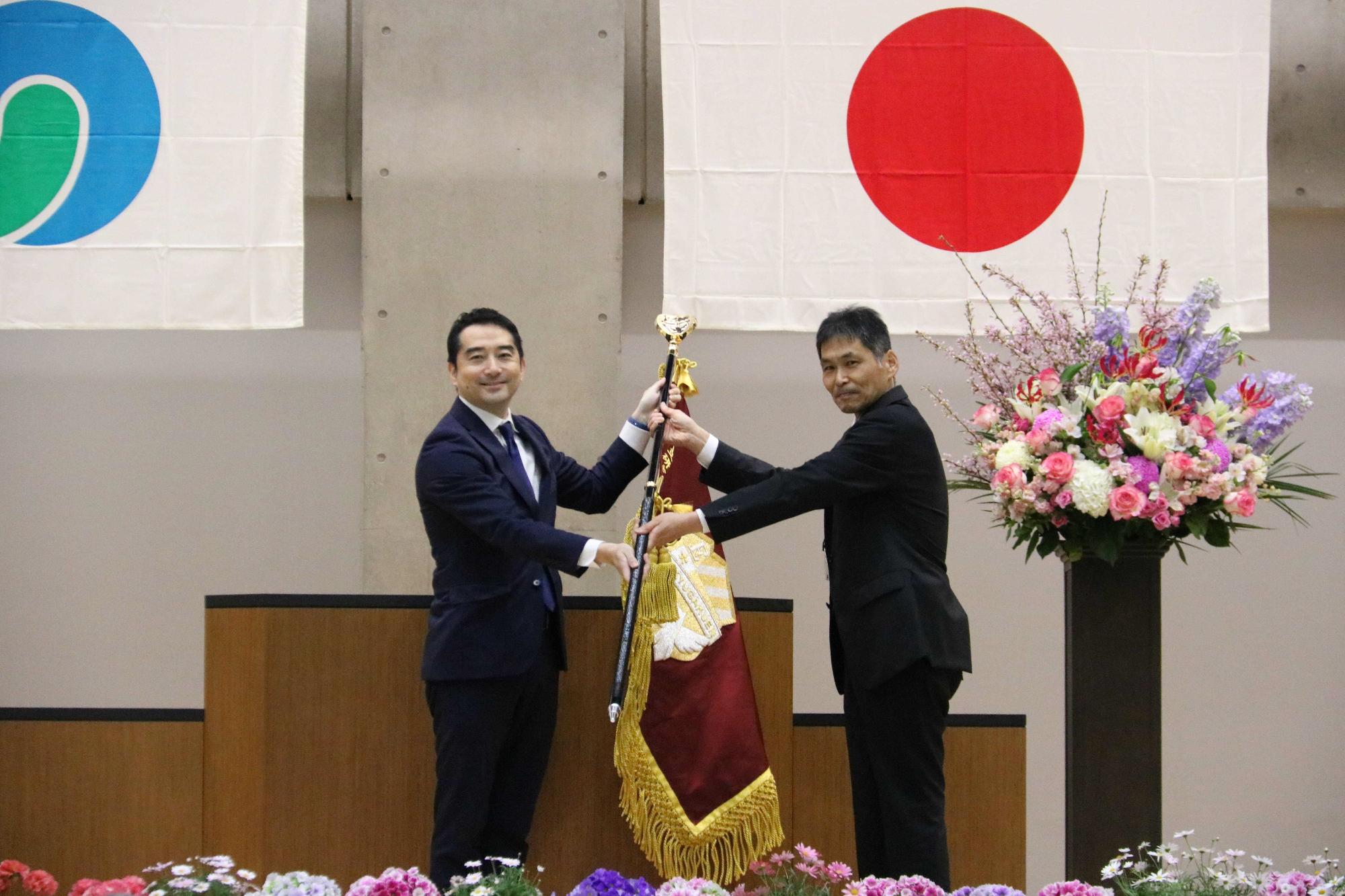 研究学園小学校校旗伝達