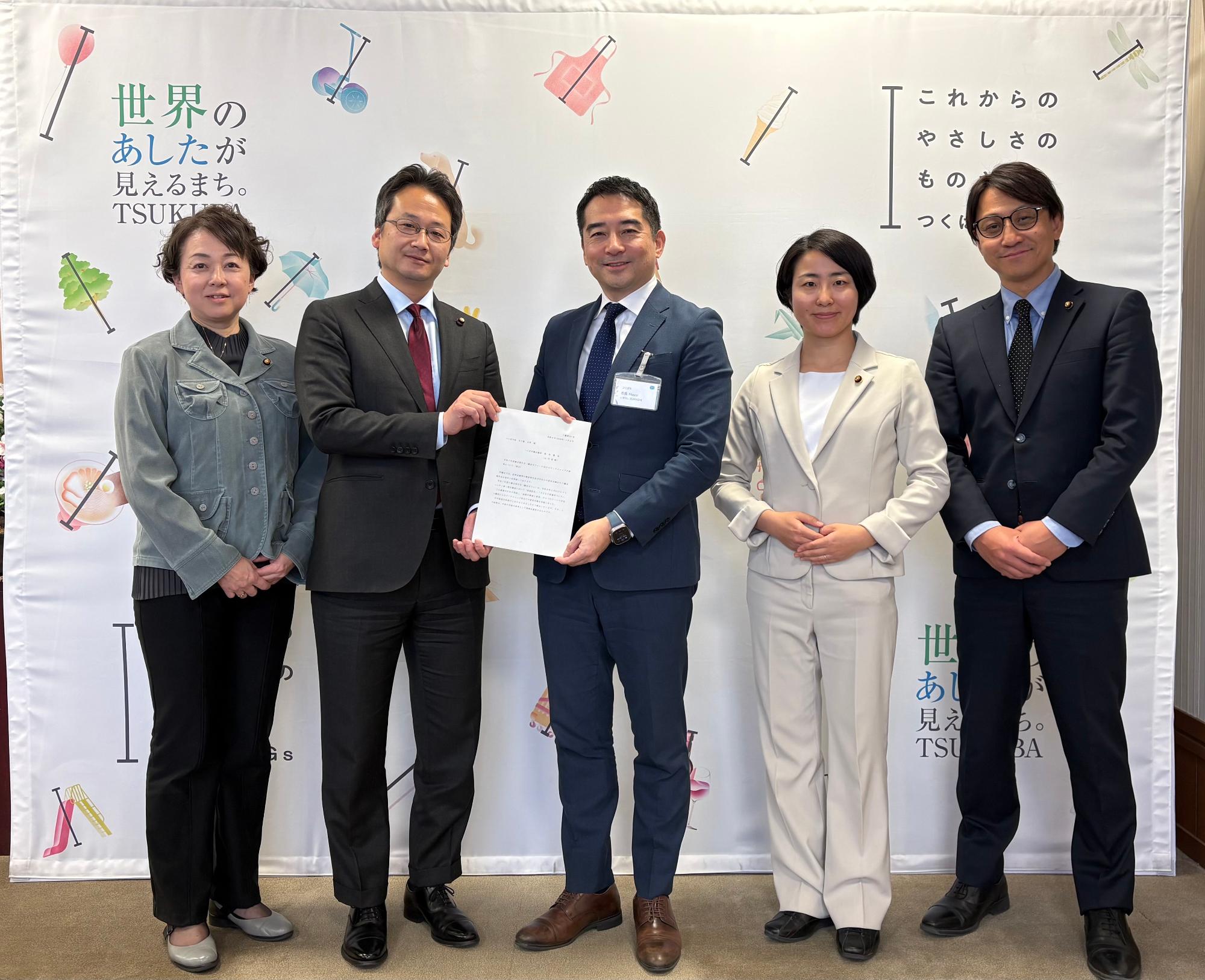 まとめシートを市長に提出する様子