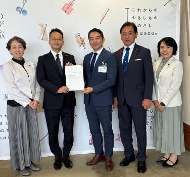 提言手交の様子