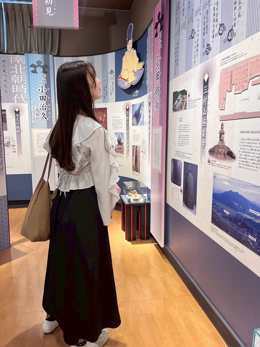 展示を見る友部さんの写真