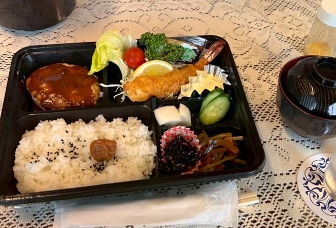 ハンバーグとエビフライのランチセット