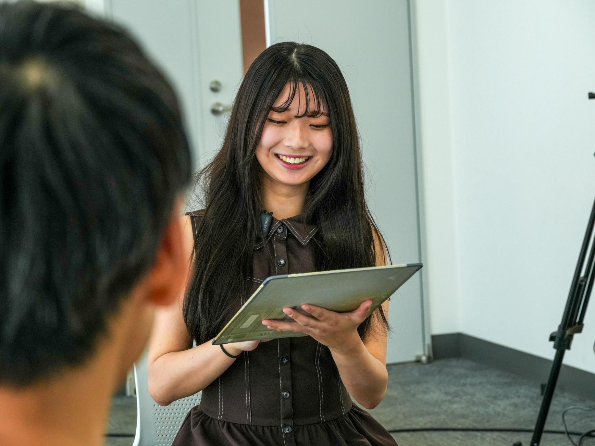 谷島さんの回答をメモする鉄谷さん