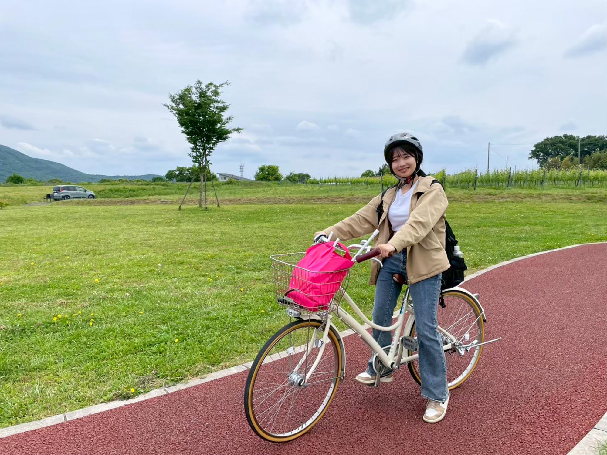 自転車にまたがる鉄谷さん