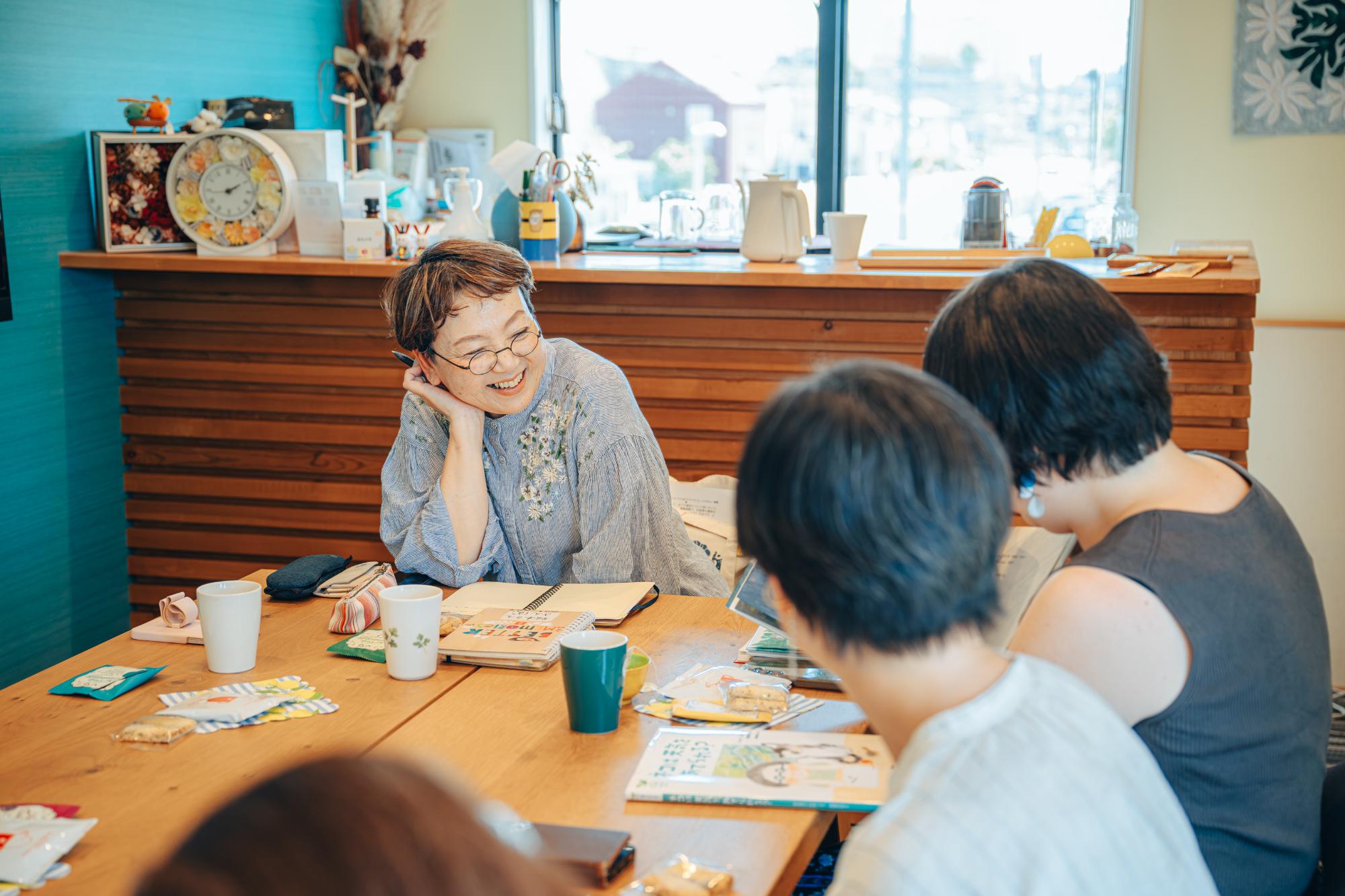 大人の絵本カフェの様子
