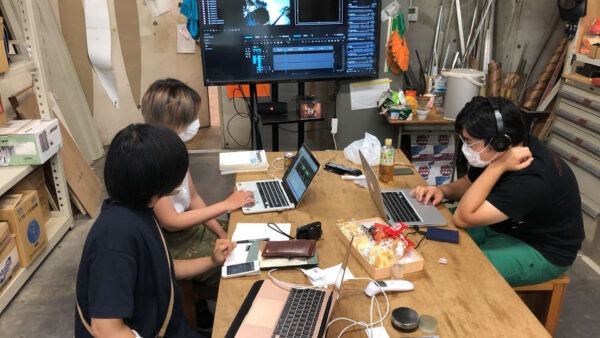 石匠さんにプレゼンテーションをしている様子