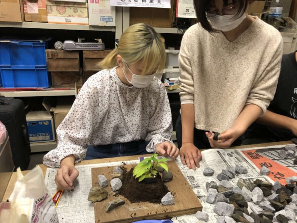 石を重ねていくことで植栽をつくるワークショップの様子