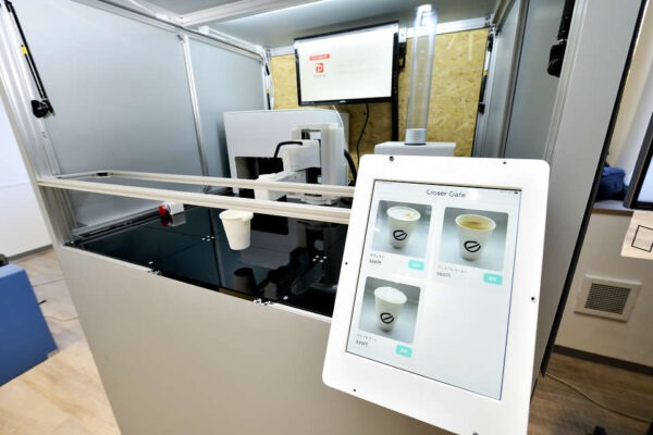 ロボットアームでコーヒーを提供している様子