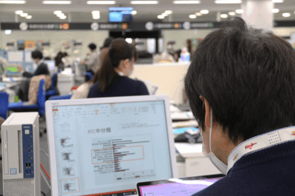 パソコンの画面を見る保健部参事