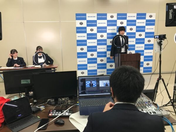 茗溪学園生徒会のインターネット投票データ分析の様子