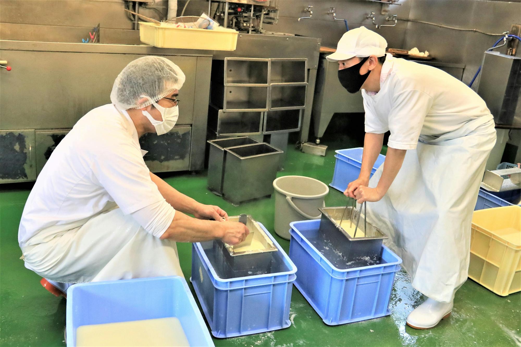豆腐づくりを学ぶ金原さんの写真