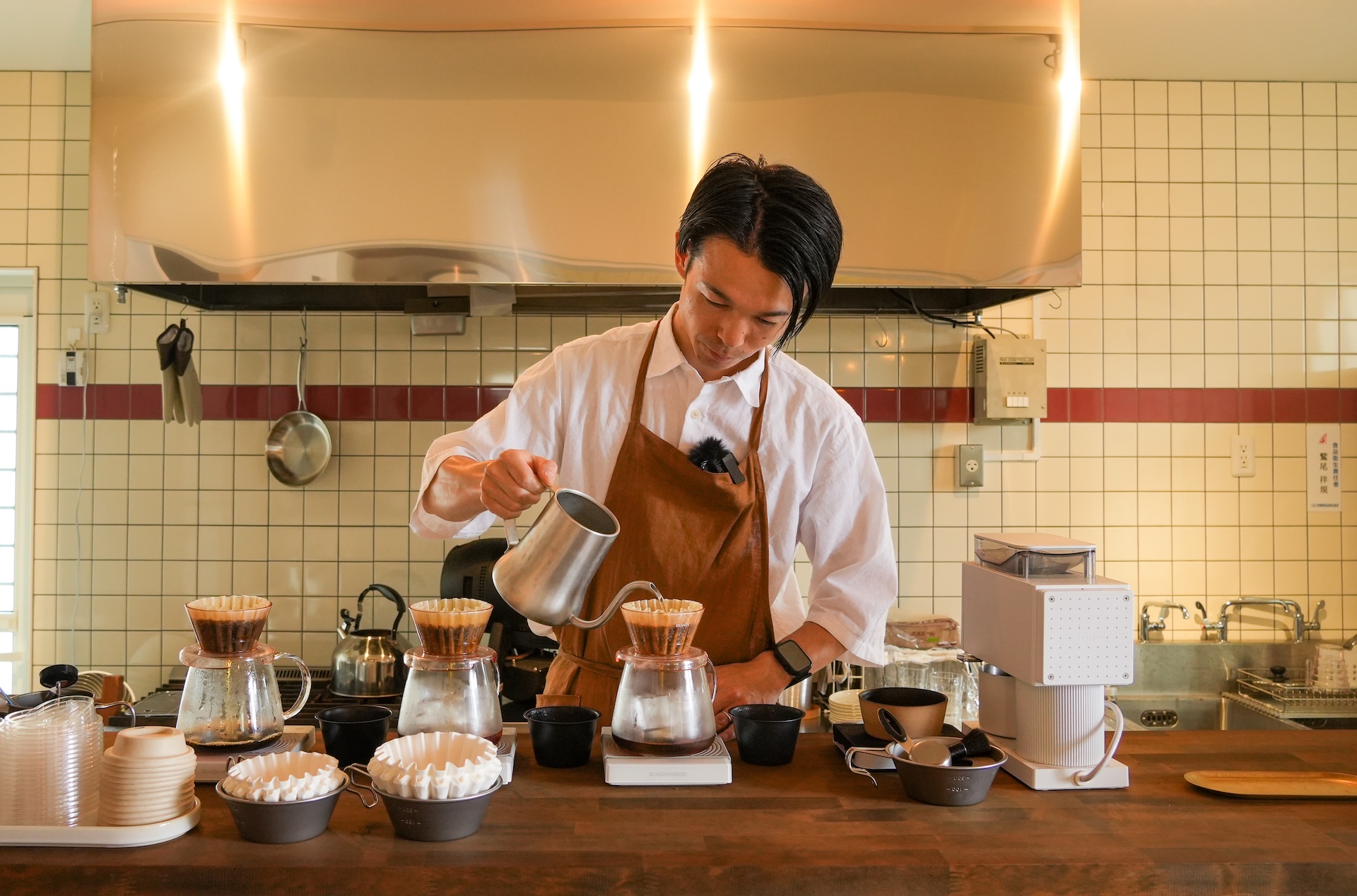 カウンターでコーヒーをいれている写真