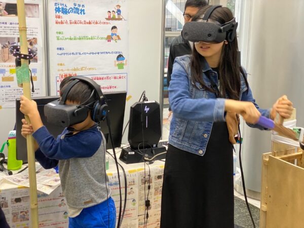 ヘッドマウントディスプレイを付け谷田川エクスプレスを楽しんでいる様子