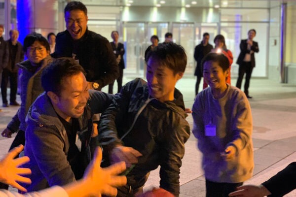 ゆるスポーツを通じ笑いあっている様子