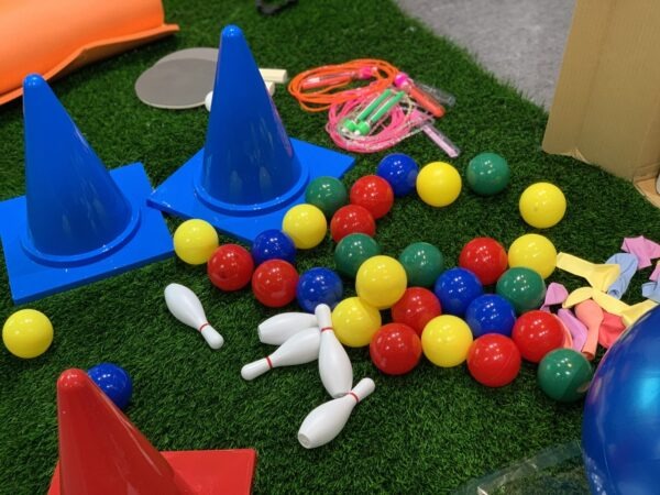 カラーコーンやボール、縄跳び、ボウリングのピンなどが散乱している様子