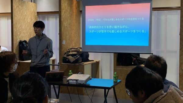 澤田さんが議論をしている様子