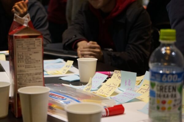 机にはたくさんの付箋が