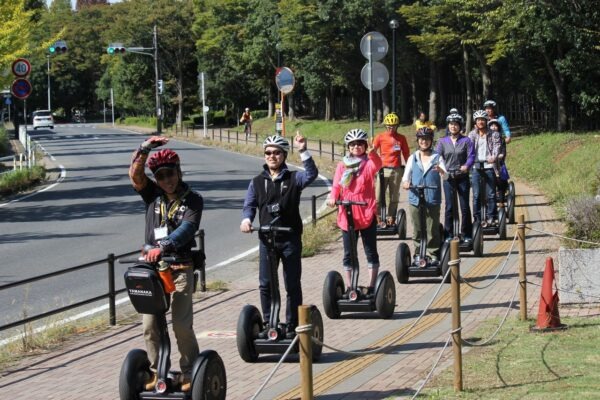 セグウェイが公道を走っている様子