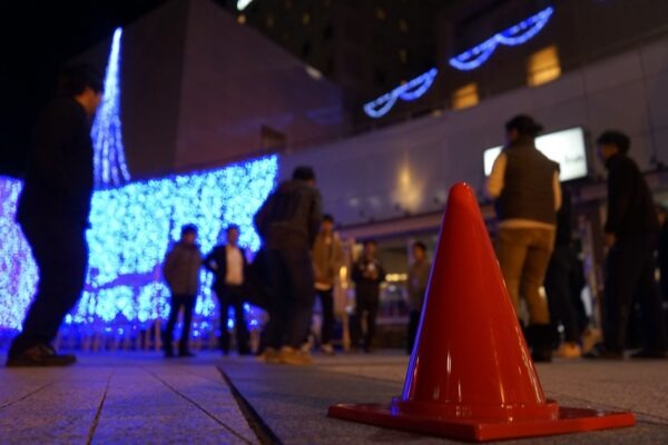 ベビーバスケ会場に赤いコーンが置かれている