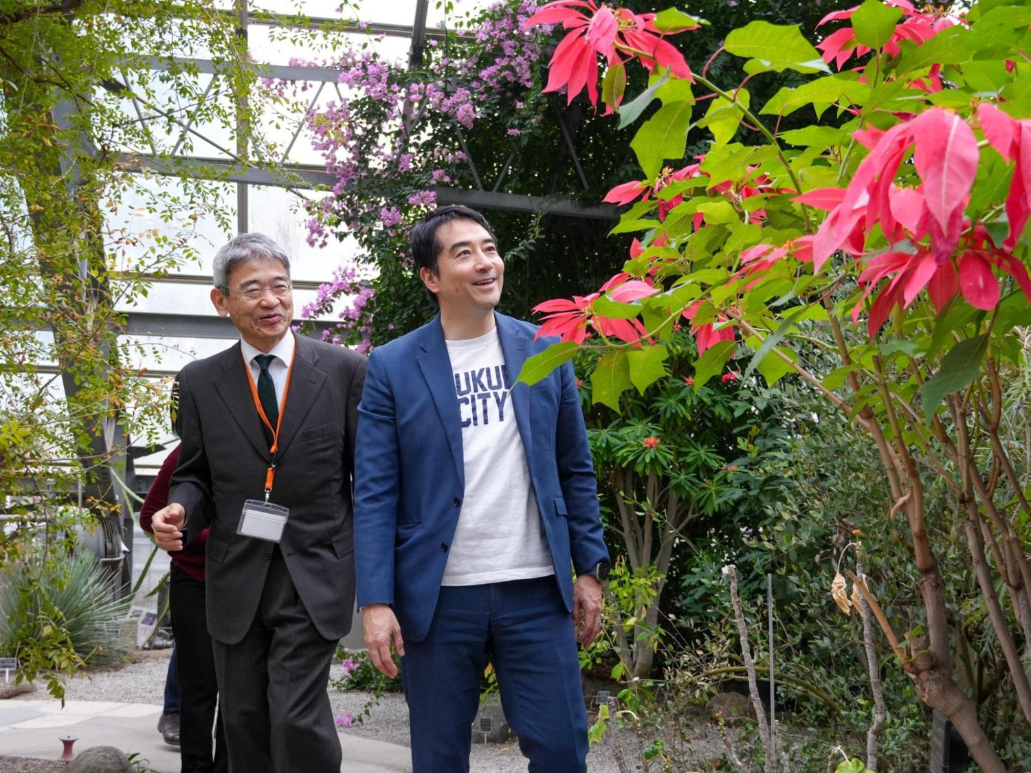 園内をご案内いただいている様子