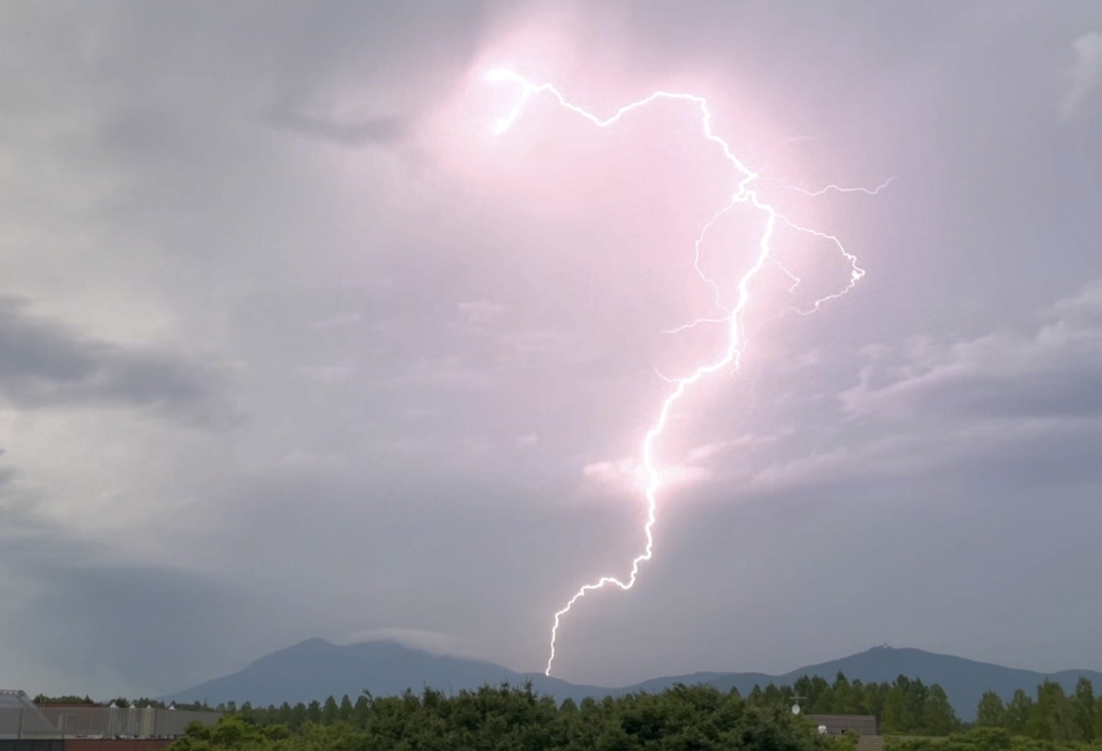 筑波山に落ちる雷