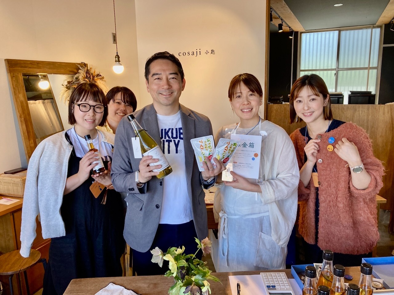 小匙のチャリティーマルシェ。みなさんの思いのこもった商品たちの物語を聴くのもまた楽し。