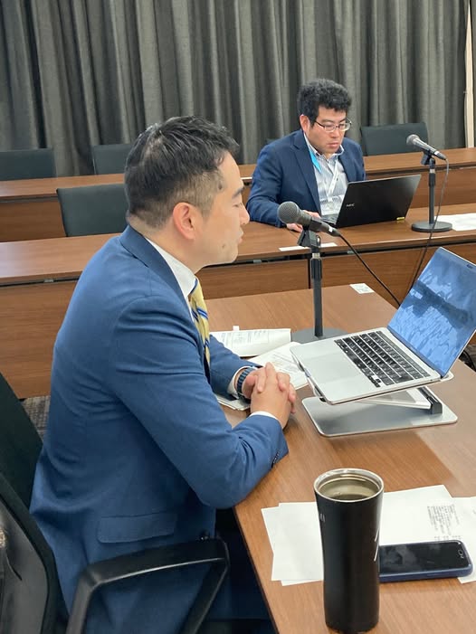 オンライン会議で発言する市長