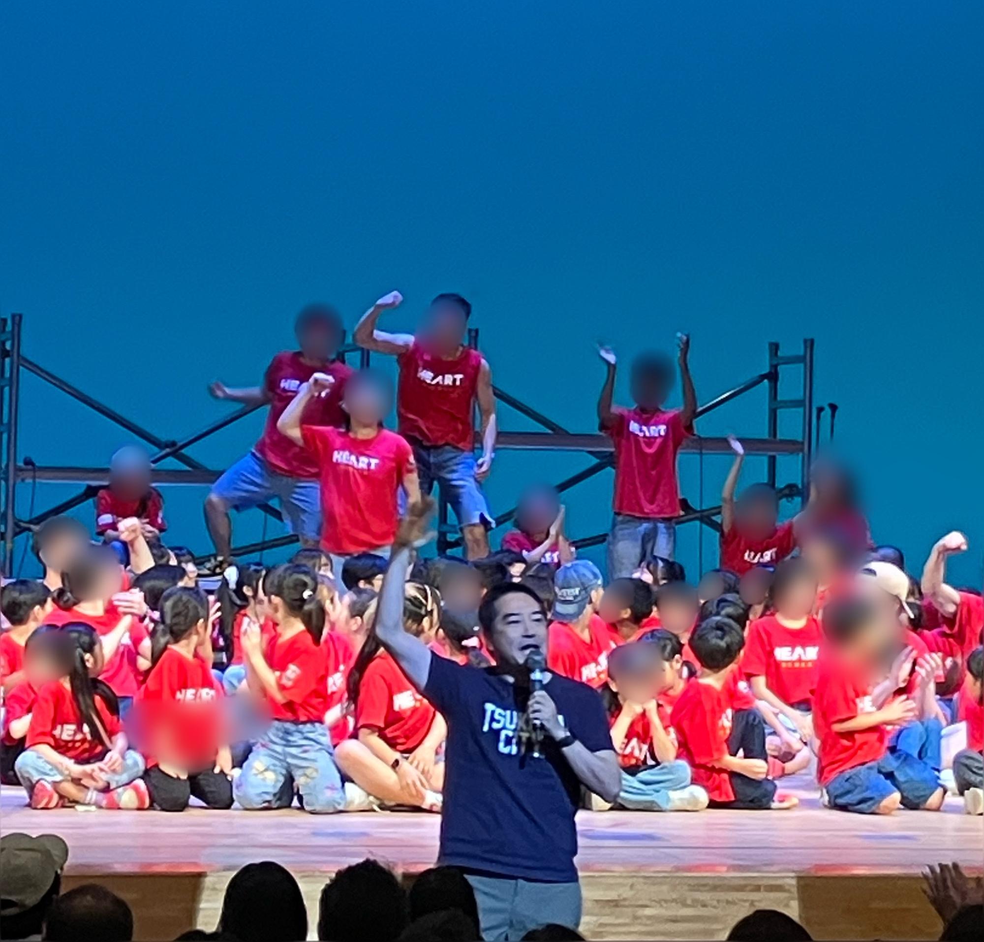 「みんなのショー」であいさつする市長