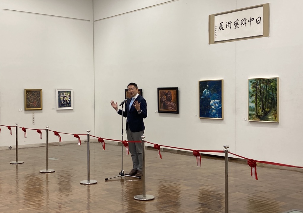 日中韓芸術展であいさつする市長