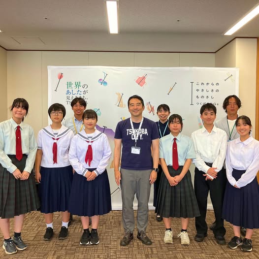 平和大使の中学生たちとの記念写真