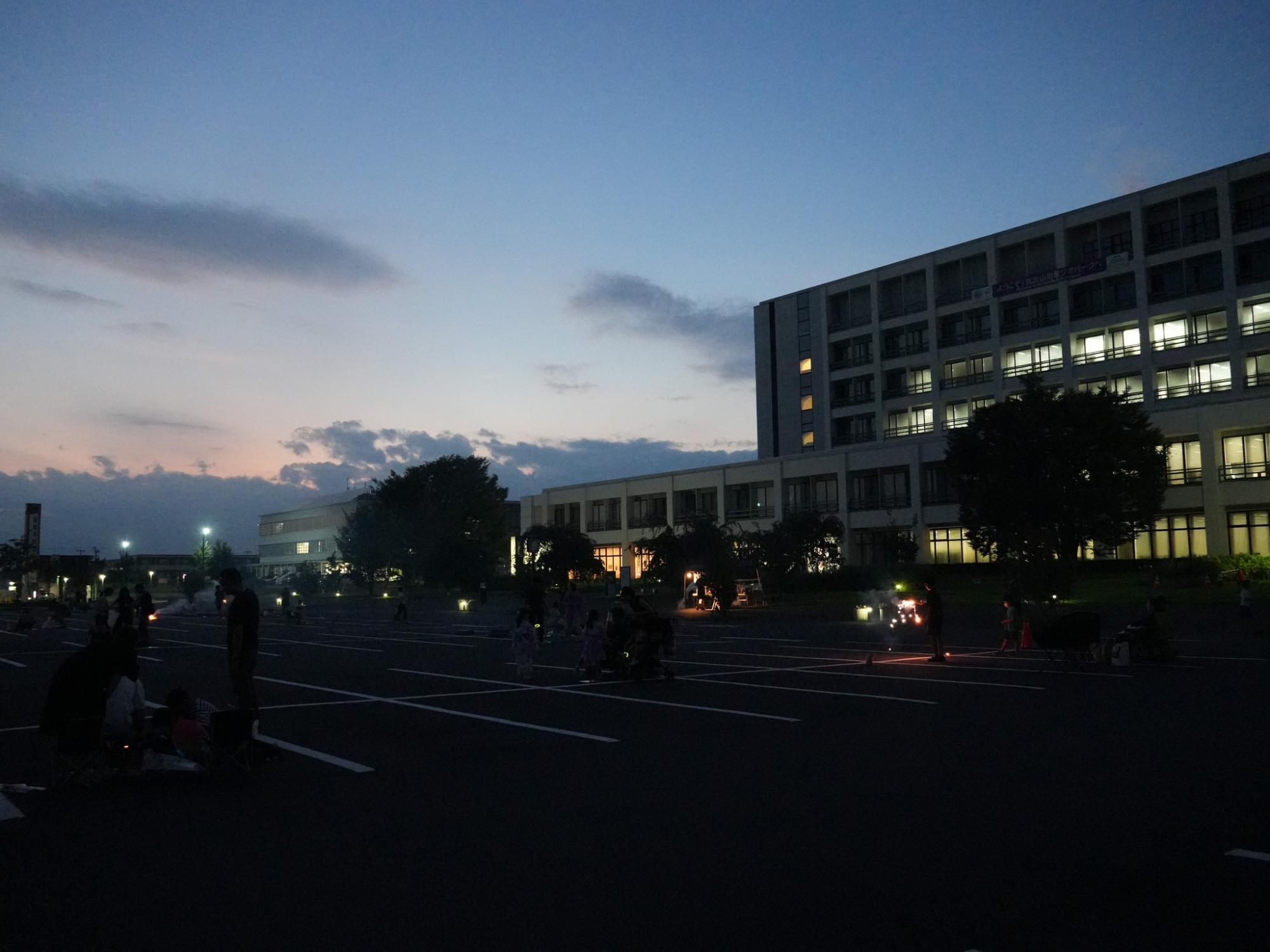 市役所駐車場での花火の様子