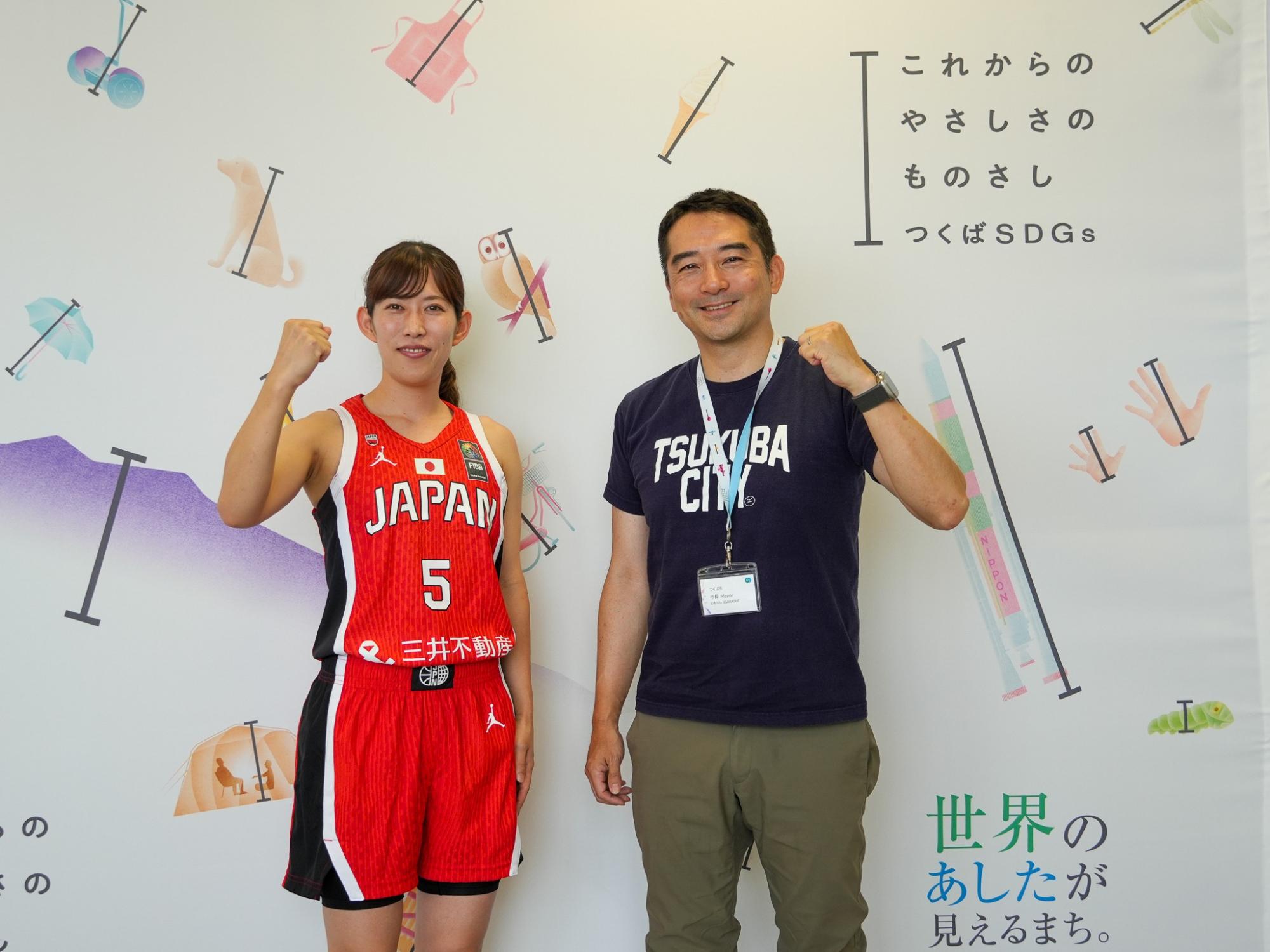 鶴見選手と市長の記念写真