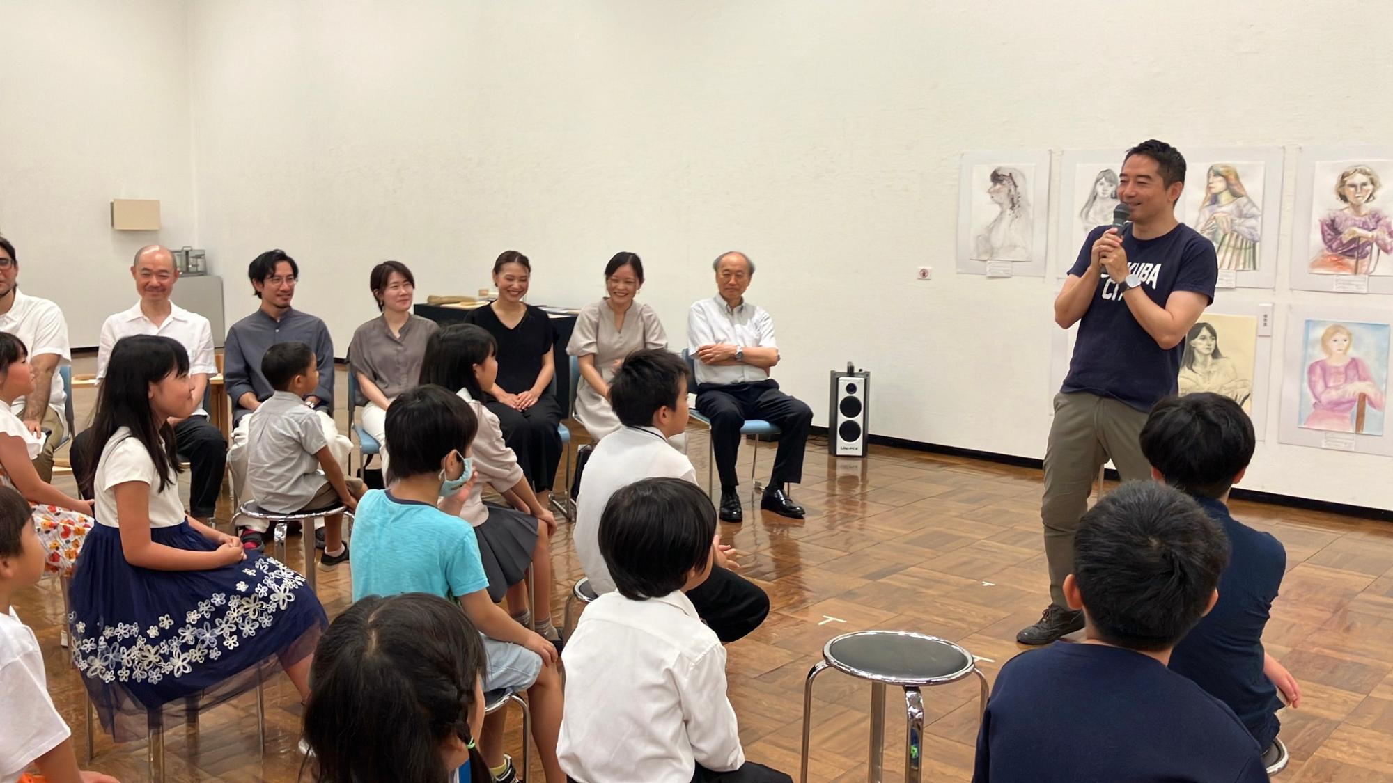 こどもたちに挨拶する市長